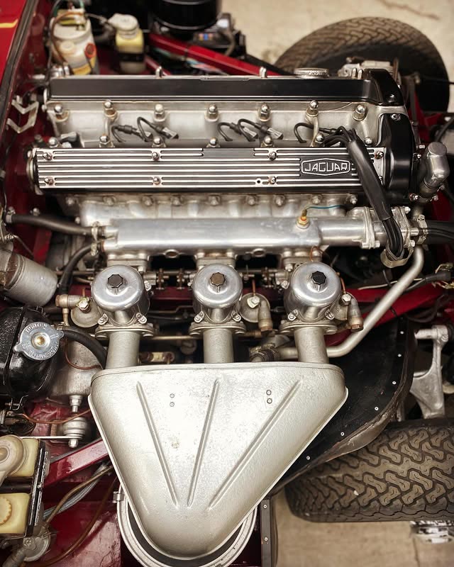 A Jaguar XK straight-six engine with triple carburettors